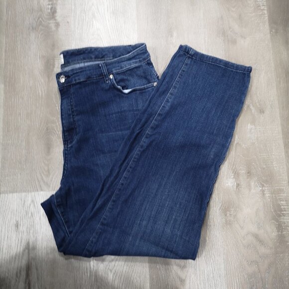 DC Jeans Medium Wash Ladies Size 20 Curvy Zipper & Button Closure Blue Jeans - Picture 2 of 11